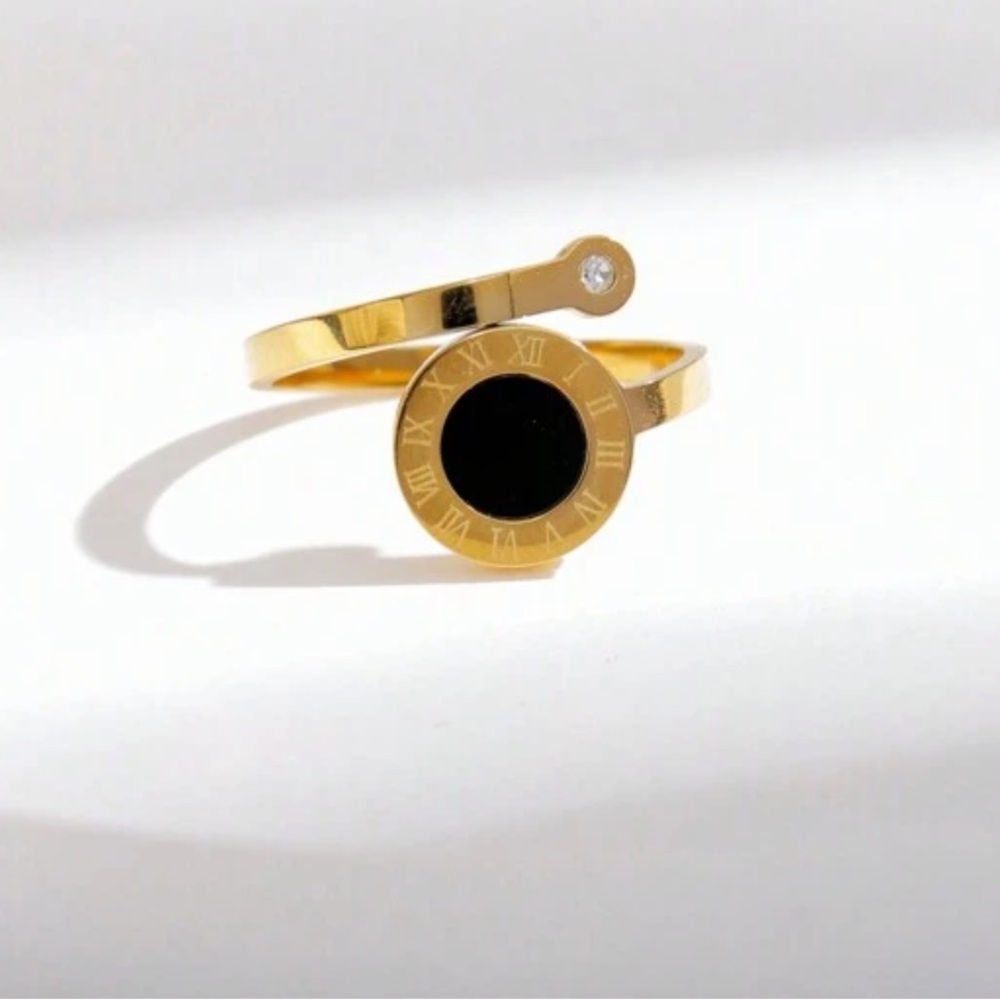 Elegant Gold and Black Women's Ring
